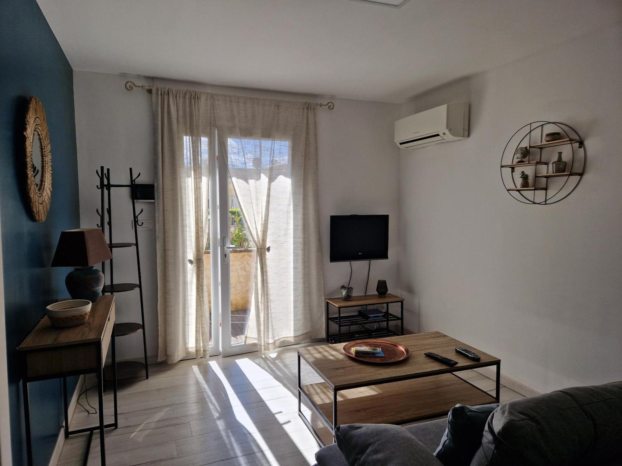 Chez Valeric Apartment Люнел Екстериор снимка